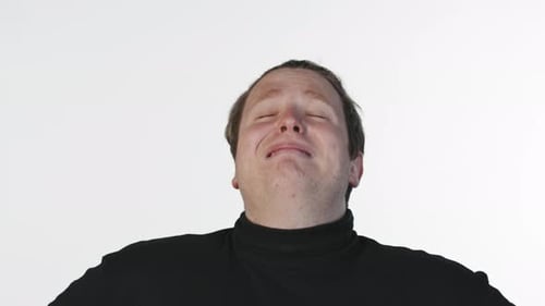 Mann versucht nicht vor der Kamera zu lachen