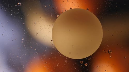 Öl und Farbe auf farbigem Glashintergrund Makro