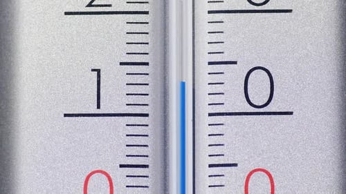 La temperatura disminuye en la escala del termómetro, el concepto de enfriamiento global