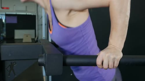 Junge Sportfrau macht Gymnastikübungen im Fitnessstudio. Junge Frau trainiert Fitness