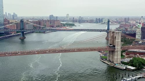 Edificios altos y altos de Nueva York atraviesan el cielo