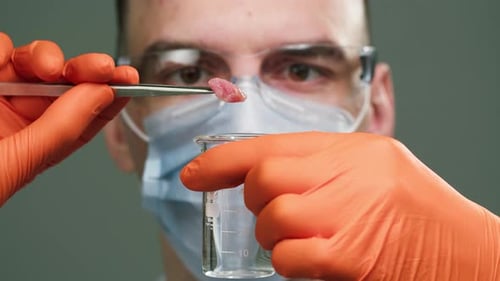 Gros plan du médecin scientifique spécialiste portant des lunettes de protection médicale et un masque Portrait d'un homme