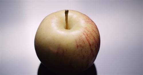 Frischer Apple isoliert auf schwarzem Hintergrund