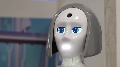 Der Roboter hat die Form eines Mädchens, das mit Menschen kommuniziert