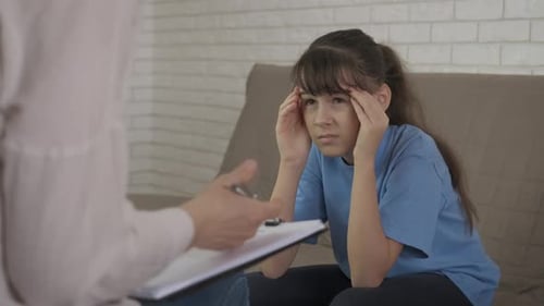 Ein Teenager mit Problemen beim Psychologen.