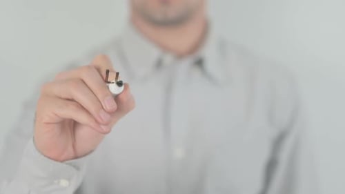 Better Job Man escribiendo en pantalla transparente