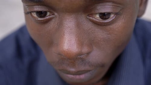 homme africain noir sérieux regardant autour
