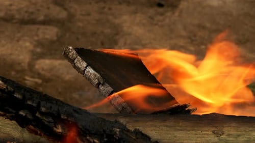 Fogo de madeira e chamas como o inferno