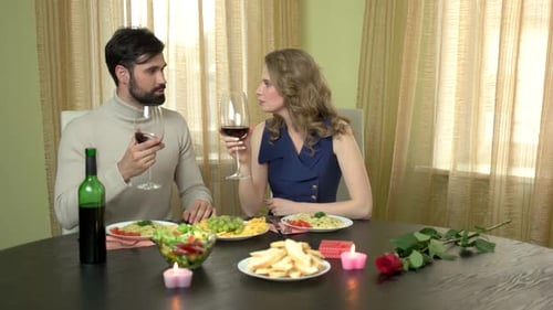Mann und Frau trinken Wein