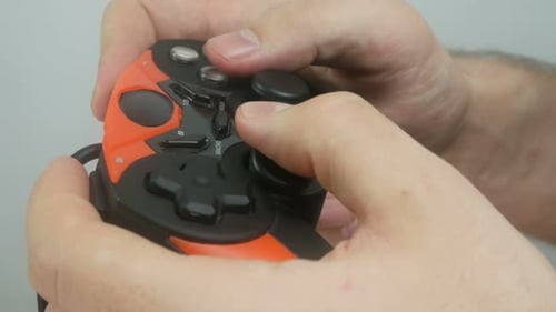 Mann in einem Helm der virtuellen Realität spielt ein Spiel mit einem modernen Gamepad