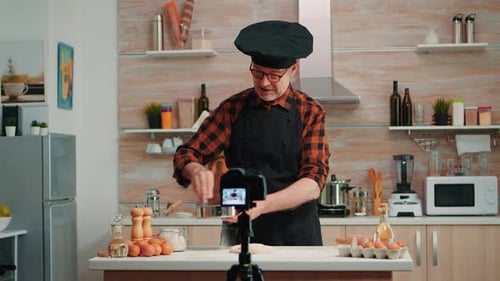 Älterer Mann filmt Kochvlog