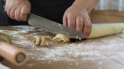 Nahaufnahme Bäckerin macht Brötchen mit Zucker Zimt für Brötchen, Scheiben, Teigrolle