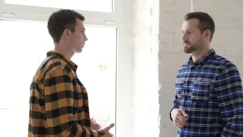 Stehende lässige junge Männer reden diskutieren