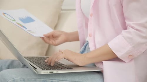 Nahaufnahme Hände einer Geschäftsfrau, die am Laptop arbeitet und Grafik und Diagramm des Berichts betrachtet.
