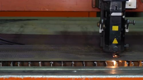 Laserschneiden von Metall auf der CNC-Maschine