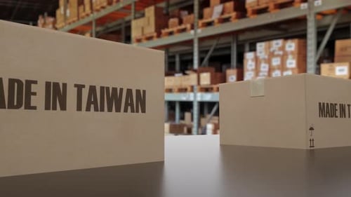 Boxen mit Text MADE IN TAIWAN auf dem Förderband