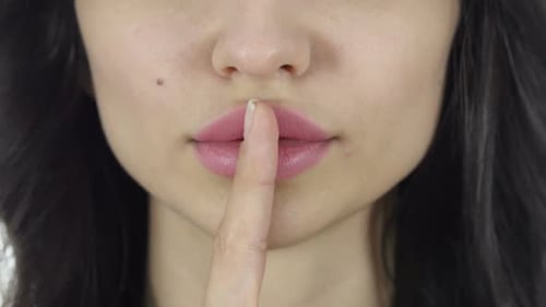 Lippen, Geste der Stille, Finger auf den Lippen