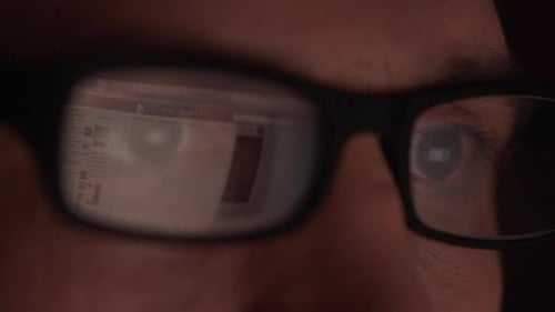 Site Web reflétant dans les lunettes d'un homme caucasien