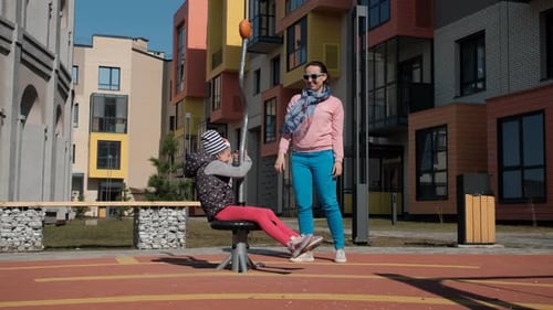 Mère avec fille s'amusant sur une aire de jeux