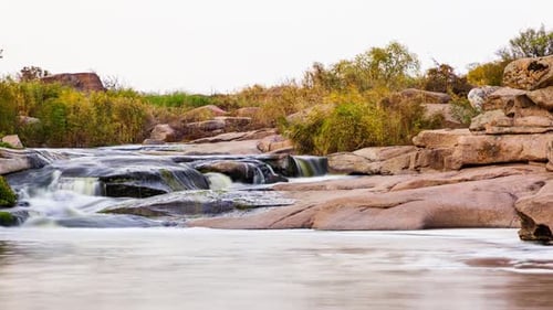 Wilder Gebirgsfluss, der von Steinblöcken und steinernen Stromschnellen durchzogen ist