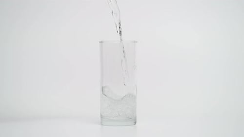 Cámara lenta de verter agua con gas en un vaso a 1000 fps