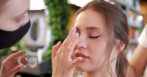 Lippenstift auf die Lippen auftragen