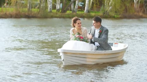 Marido satisfeito conta histórias engraçadas para sua nova esposa em um barco no mar aberto