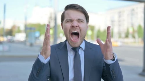 Porträt eines wütenden Geschäftsmannes, der im Freien schreit