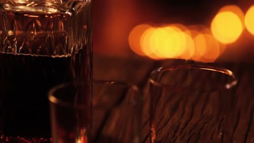 Carafe à whisky avec verre sur planche en bois