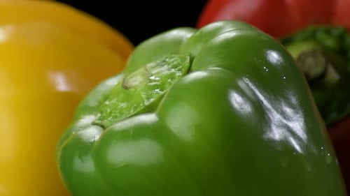Frische Paprika, gelbes, rotes und grünes Gemüse, kreisend