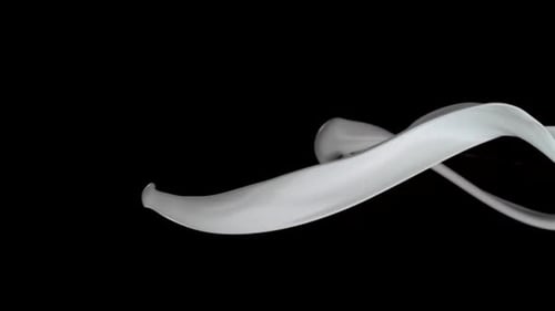 Weiße Farbe spritzt in der Luft, Zeitlupe