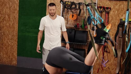 Femme faisant des sangles de suspension Trx