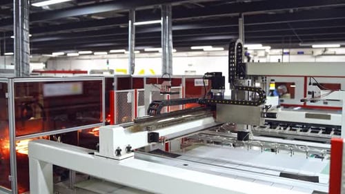 Intelligente Fabrikindustrie. Roboter-Werkzeugmaschine in der industriellen Herstellung von Sonnenkollektoren