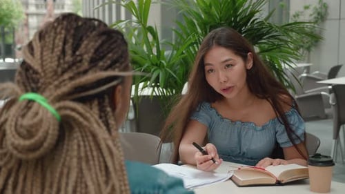 Focus jeune femme asiatique avec livre ses notes