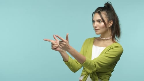 Zeitlupe einer stilvollen jungen Frau, die ein cooles Promo-Angebot auscheckt und dann mit dem Finger nach links zeigt