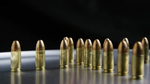 Filmmusik rotierende Aufnahme von Kugeln auf einer metallischen Oberfläche - BULLETS 034