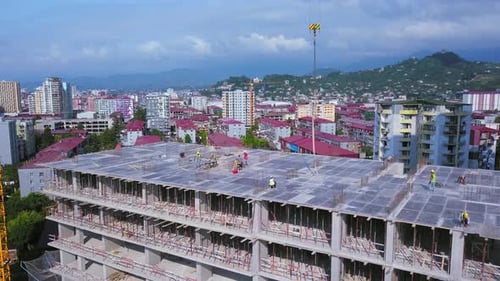 chantier de construction d'un bâtiment résidentiel avec des ouvriers. Construction monolithique.
