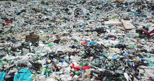 Danos ambientais globais do lixo na natureza, uma pilha de resíduos plásticos não triados