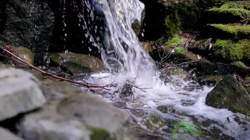 Nahaufnahme eines kleinen Wasserfalls.