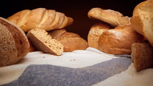 Auswahl an frischem Brot auf der Tischdecke Video vergrößern