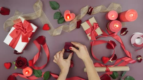 Hände öffnen kleine rote Schachtel mit Verlobungsring für St., Valentinstag