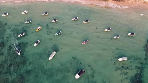 Lanchas rápidas en la laguna azul cerca de la playa tropical