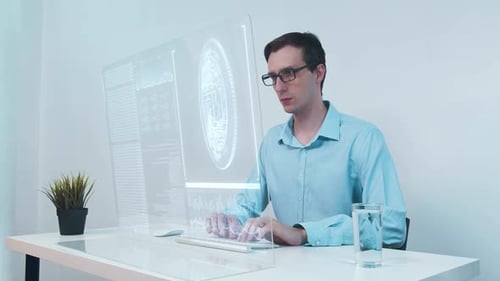 Geschäftsmann betrachtet transparentes Display mit NFT-Symbol