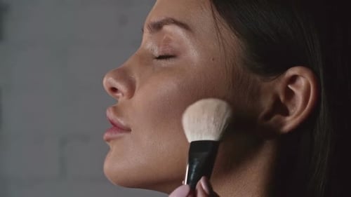 Contorno de mejillas con bronceador