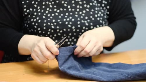 Couturière talentueuse travaillant avec du textile pour coudre des vêtements