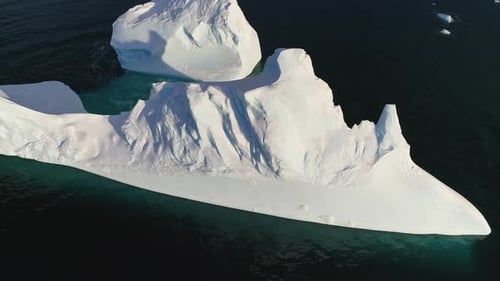 Luftaufnahme des Eisbergschwimmens im antarktischen Ozean