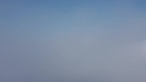 Hoch über dem dichten Nebel wie ein wunderschönes Wolkenmeer bei Sonnenaufgang