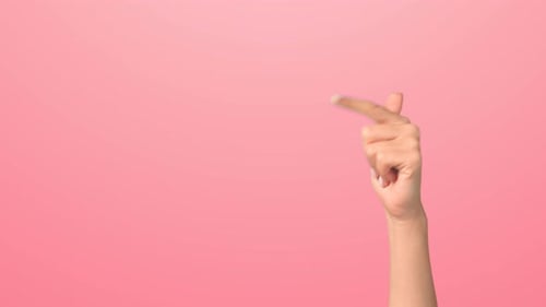 Das Mädchen legt ihre Hand in den Rahmen und zeigt mit dem Zeigefinger nach links