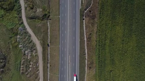 Ansicht von Autos auf dem Highway von oben