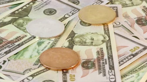 Gold Bit Coin BTC Pièces tournant sur des billets de 50 dollars. Crypto-monnaie Internet virtuelle mondiale